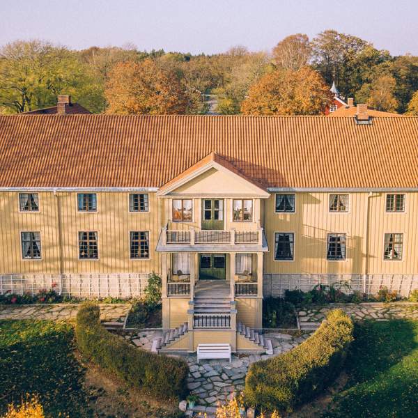 En stor gul herregård