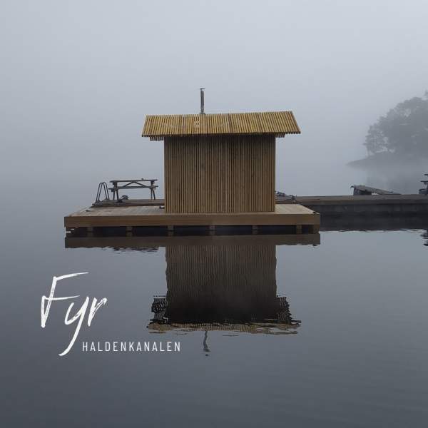 Baadstue i tåken på vannet