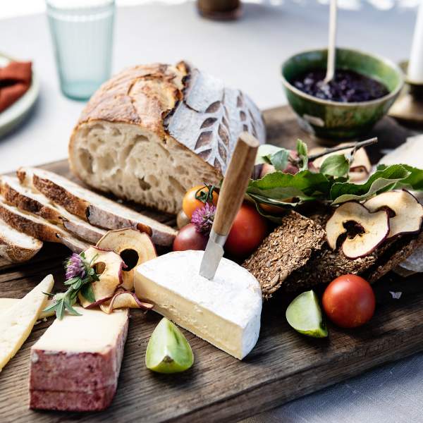 Fjøl med ost, brød, frukt, knekkebrød og annen lokalmat