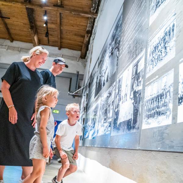 Familie leser historie på Haldenvassdragets kanalmuseum.