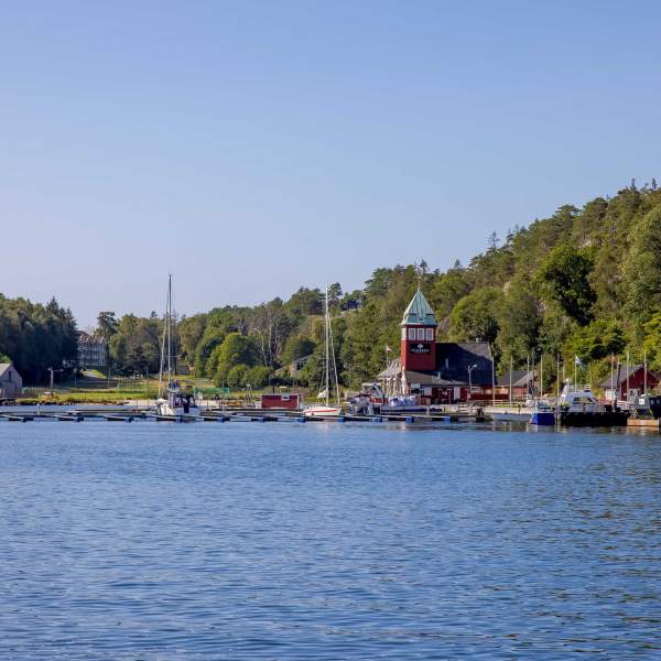 Bilde tatt fra sjøsiden og inn mot seilerkroa på Hankø