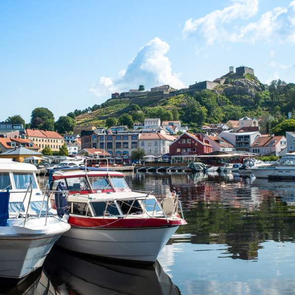 Gjestehavnen i Halden med Fredriksten festning i bakgrunnen.