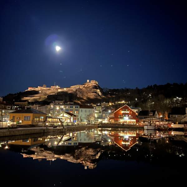 Bilde fra havna med Fredriksten festning i bakgrunn