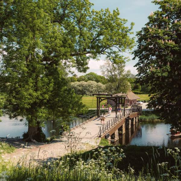 Barn på brua i gamlebyen i Fredrikstad