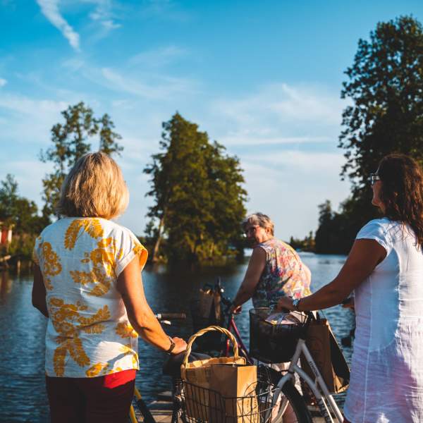 Damer med sykkel langs Haldenkanalen