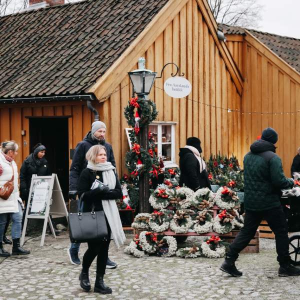 Mennesker, utstillere og varer under julemarkedet på Borgarsyssel Museum i Sarpsborg. Foto.