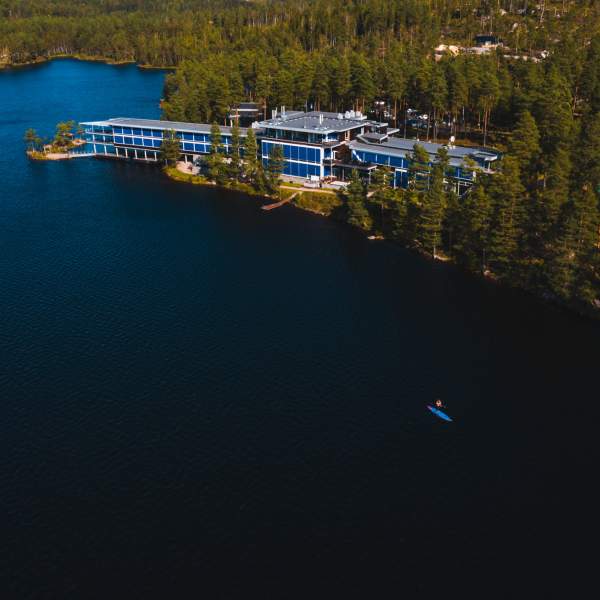 Dronebilde av Rømskog spahotell med sjø.