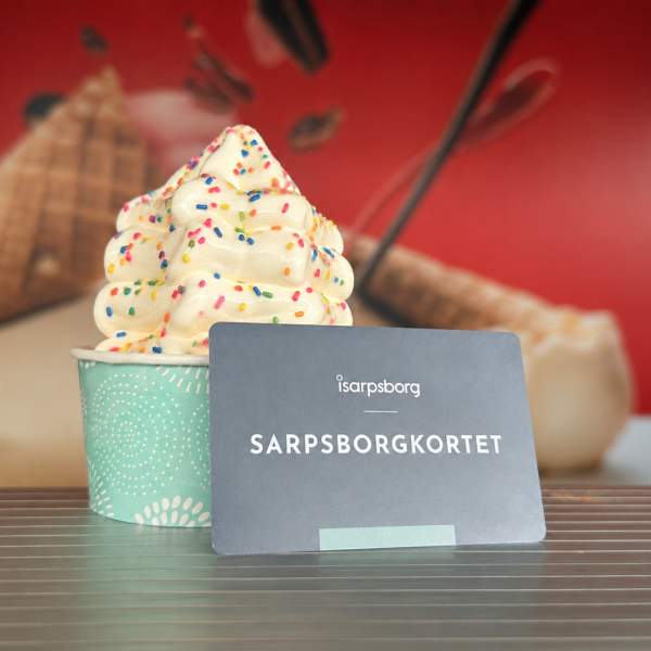 Sarpsborgkortet med en softis i bakgrunnen.