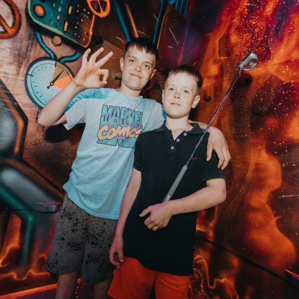 To glade gutter på Sprett minigolf glow banen i Askim