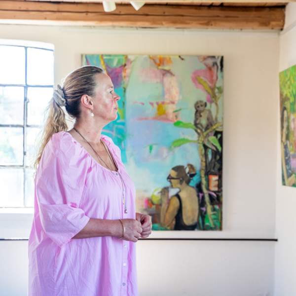 En dame beundrer kunsten på veggene på Galleri Strømsfoss