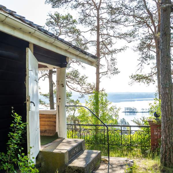 Flagghytta med utsikt over Haldenkanalen i bakgrunn