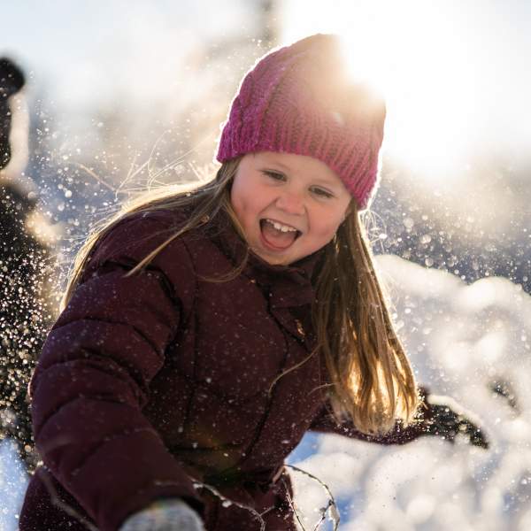 Jenter som baser i snøen