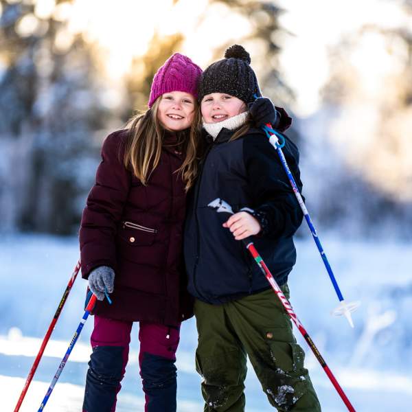 To jenter like som to dråper vann på ski