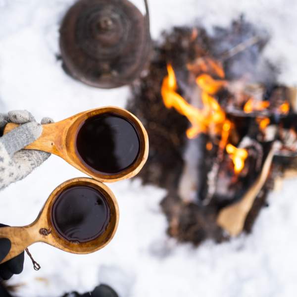 To kaffekopper av tre over blet