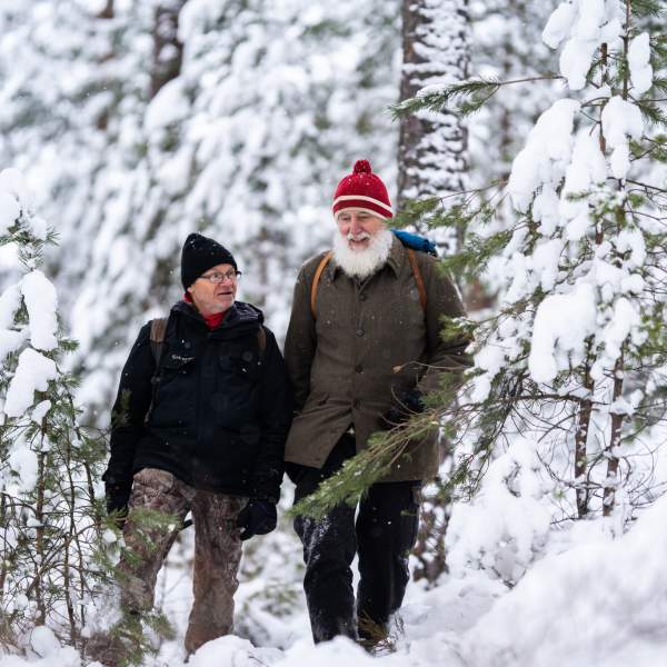 To menn på tur i vinterskogen