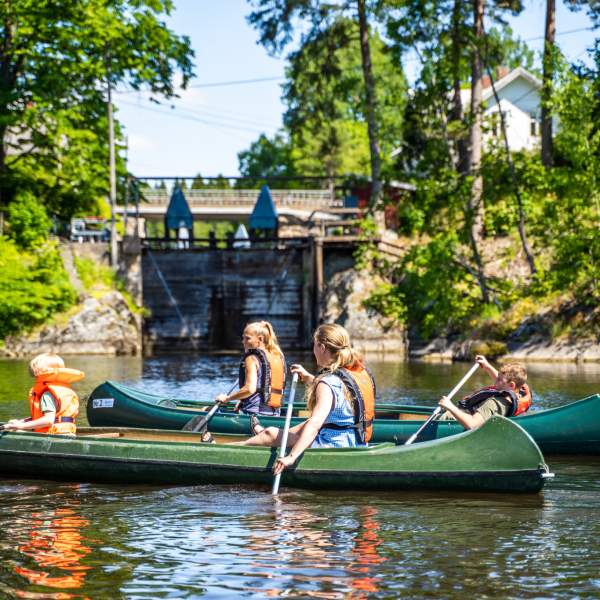 to kanoer foran Strømsfoss sluse