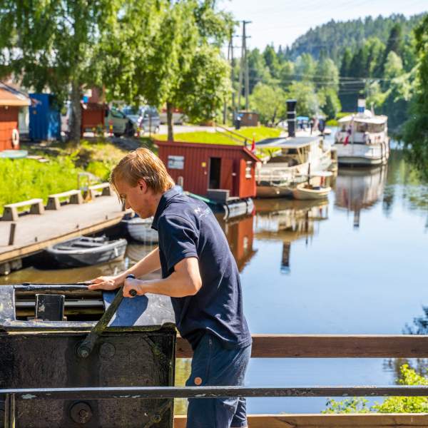 En av sluseguttene som sveiver opp slusene i Ørje