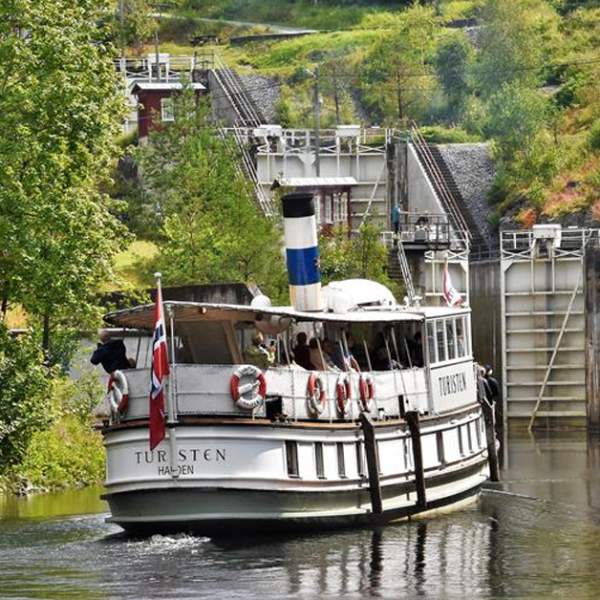 DS turisten på vannet ved slusene i Haldenkanalen