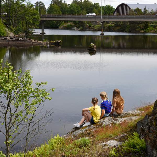 Pause på gåtur elvelangs Vansjø