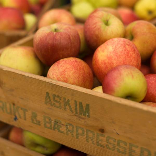 epler i en trekasse med Askim frukt og bærpresseri på