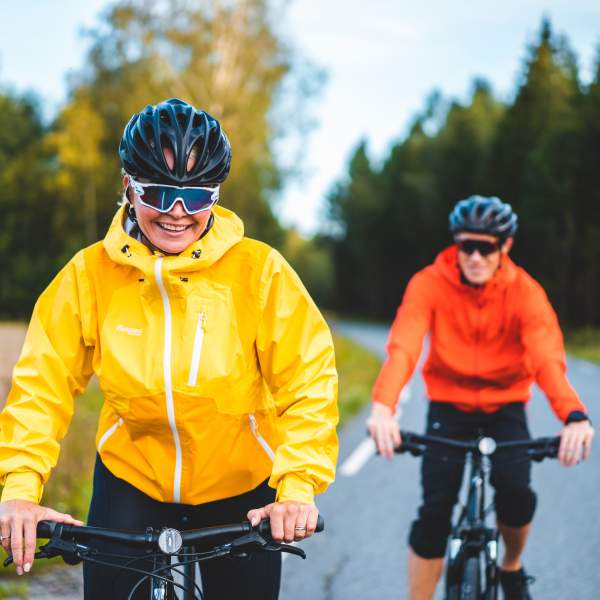 Dame og mann som sykler