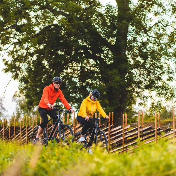 Dame om mann som sykler