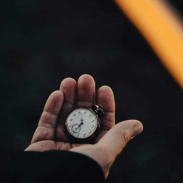 En klokke i hånden
