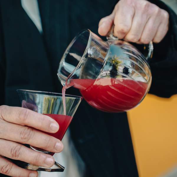 Sjenker i ett glass fra en mugge