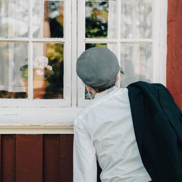 En som kikker inn i vinduet