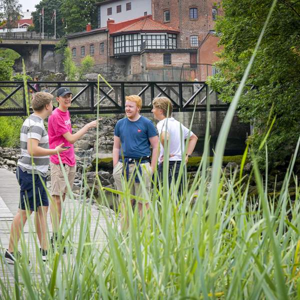 Gutter på Verket ved fossen en sommerdag