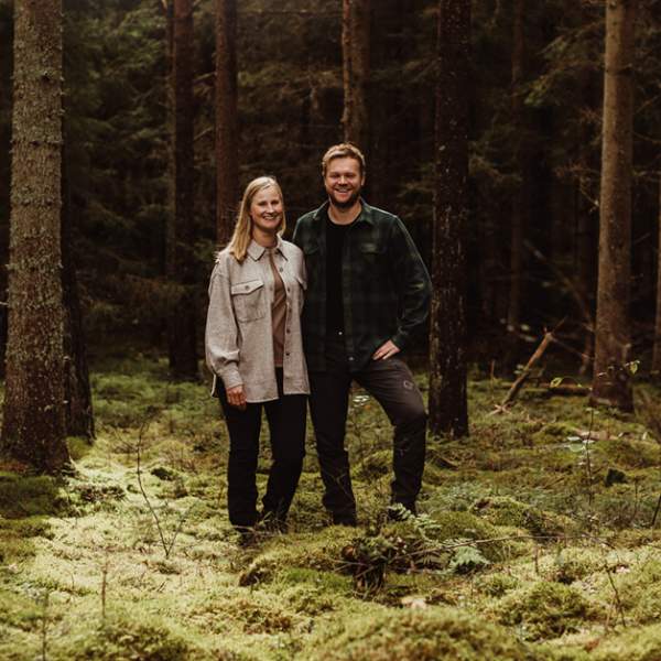 Ingeborg Anker-Rasch og Andreas Rønning i skogen