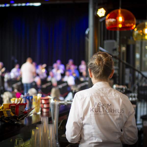 En servitør med ett band i bakgrunn