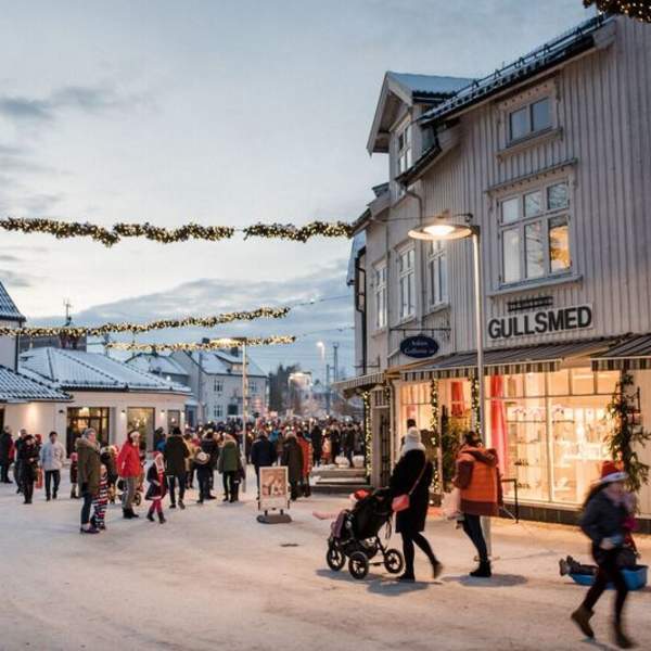 Julepyntet gågate i askim med mye folk