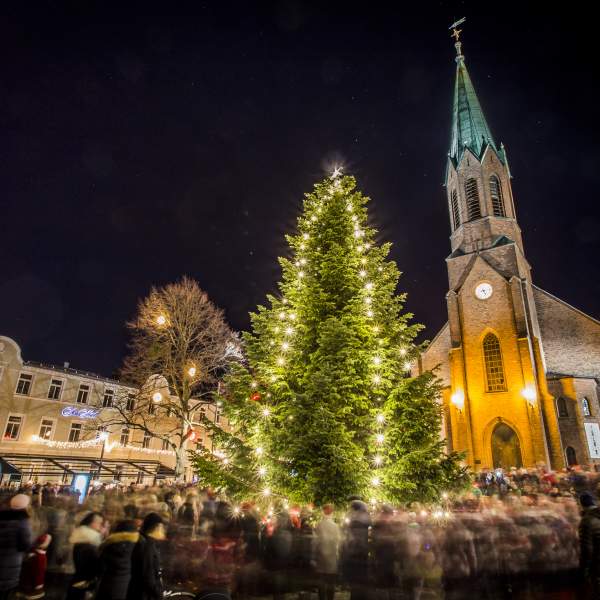 Julegrantenning i Moss utenfor Moss kirke
