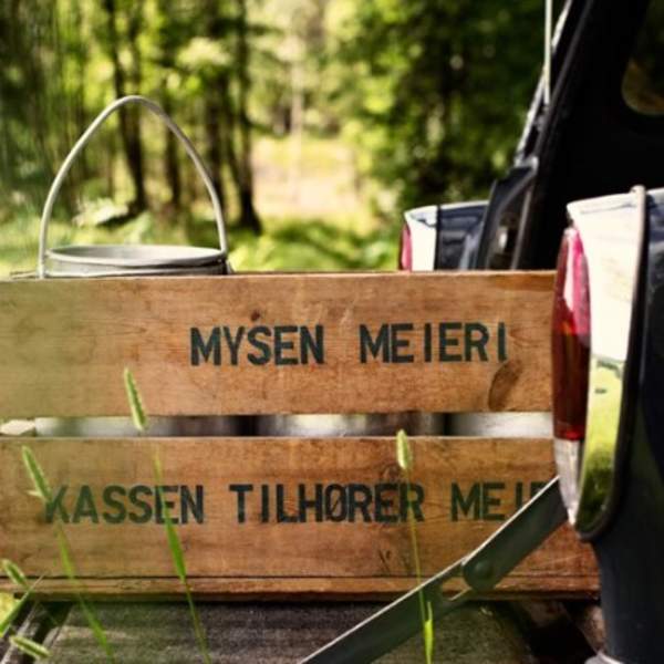 Eplekasse bak på en pic up bil