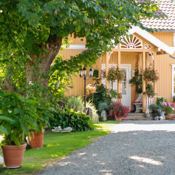 Slusemesteroligen med masse blomster utenfor