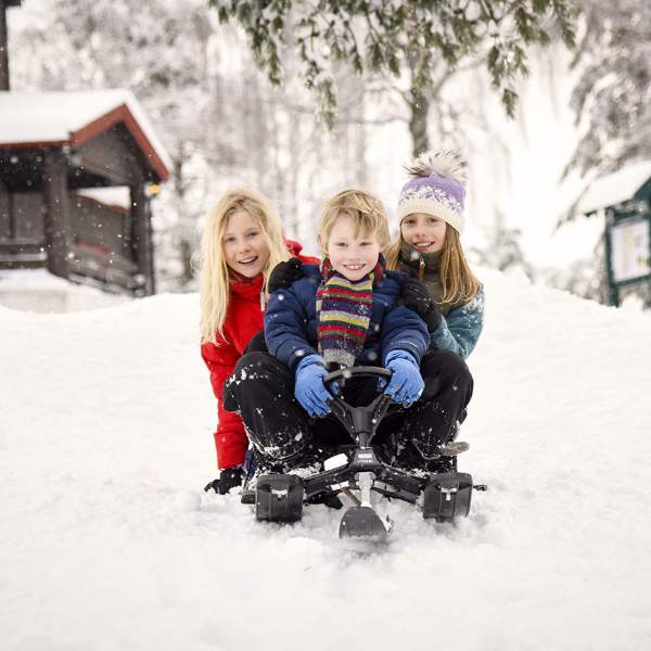 Barn som leker på akebrett i Mossemarka