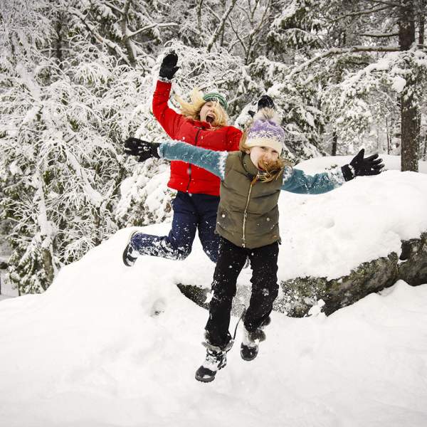 To jenter som leker i snøen i Mossemarka