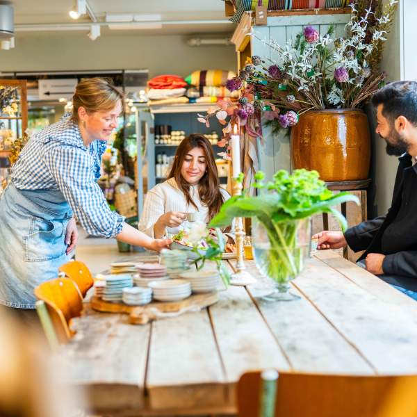 Servering av mat og drikke på en hyggelig kafe