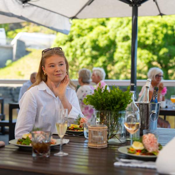 Jenter som nyter et bedre måltid på Sluseporten Båtcafee