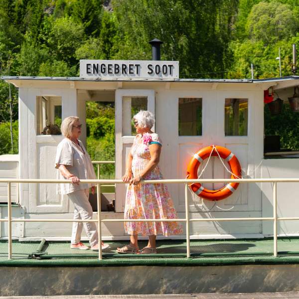 Damer som koser seg på båttur langs Haldenkanalen