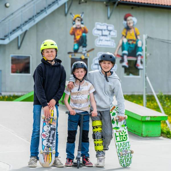Tre blide gutter på skateparken i Mysen, Måsasn