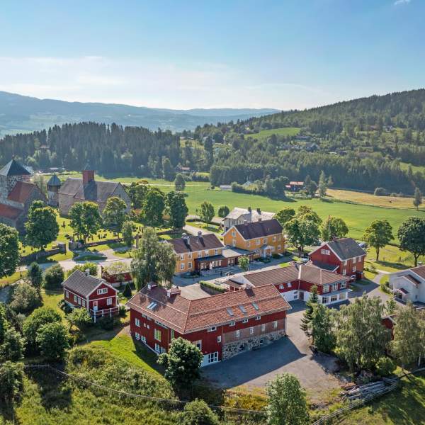 Dronebilde over Granavollen og Søsterkirkene