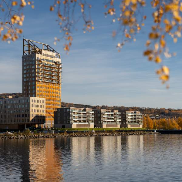 Wood Hotel sett fra Mjøsa en flott høstdag