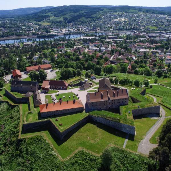 Dronebilde fra Kongsvinger Festning i solskinn