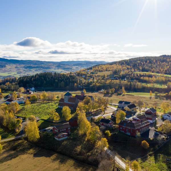 Dronebilde over Granavollen og Søsterkirkene
