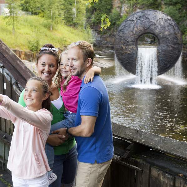 Family selfie in front of one of the water sculptures at Kistefos