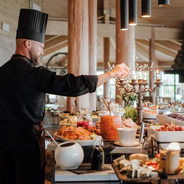 Sunn og smakfull buffet tilberedes på Finnskogtoppen