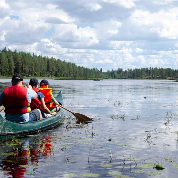 Familie på kanotur med Opplev Kynna