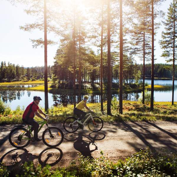 Cycling along the Kynna waterway in Finnskogen